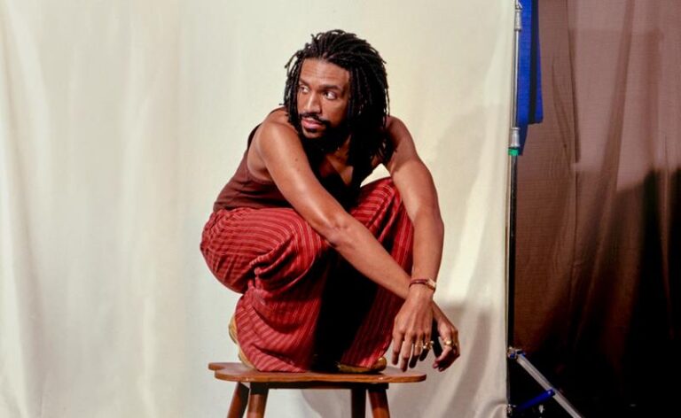 Após indicação ao Grammy Latino e reconhecimento no Prêmio da Música Brasileira, Pedro Emílio lança o álbum “Vende-se Lembrança”