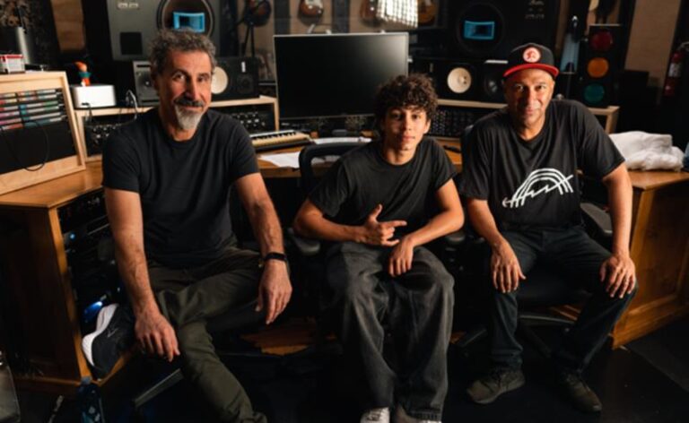 Tom Morello lança novo single “Adjourn It” com participação de Serj Tankian e Roman Morello