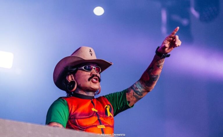 Jiraya Uai lança primeiro álbum da carreira nesta terça-feira e apresenta universo “Cowboy Maluco” em Goiânia
