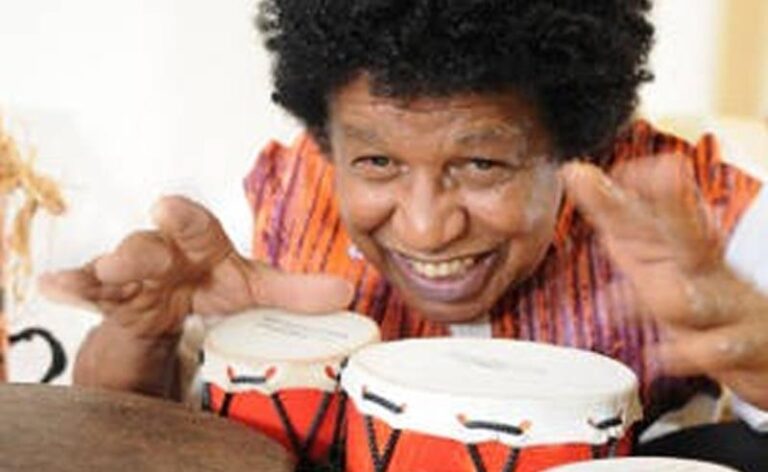 Um dos maiores percussionistas do mundo, Robertinho Silva faz aniversário com show na Lapa