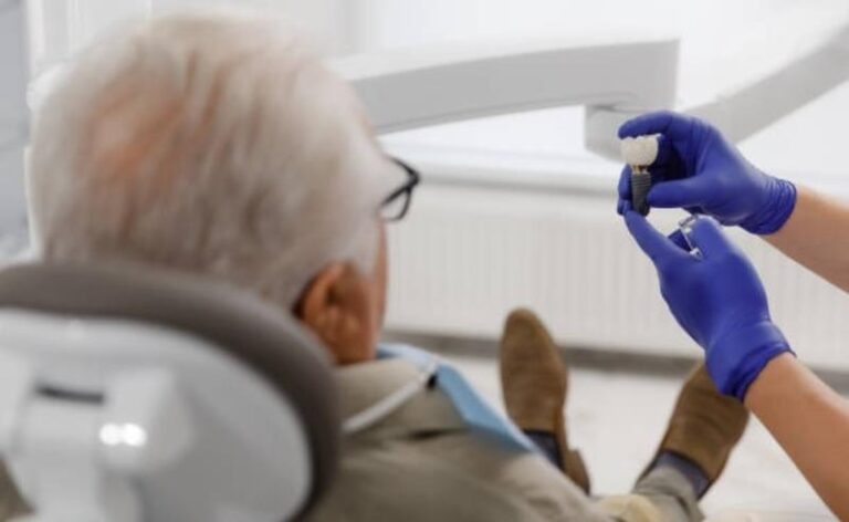 Medo da dor ainda faz idosos adiarem implantes e tratamentos odontológicos