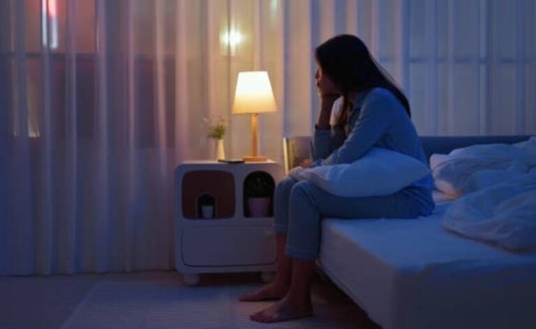 Acordar cansada mesmo depois de dormir pode ter explicação e nem sempre está no sono