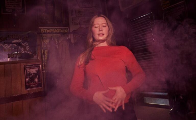 Julia Jacklin lança o single “Get Away From Me (I Think I’ll Love You Soon)”