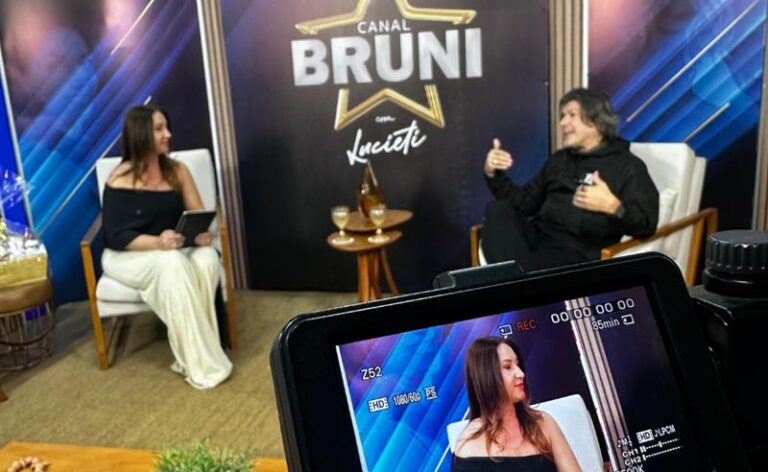 Estreia de programa ao vivo resgata espaço para entrevistas e conversas de longa duração na televisão