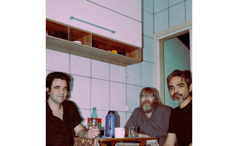 Projeto que une integrantes de Sonic Youth, Forgotten Boys e banda de Pitty anuncia novo álbum