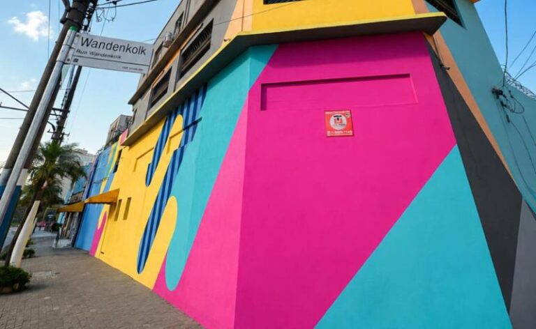 Fachada colorida transforma imóvel e marca chegada da Pop School à Alcântara Machado