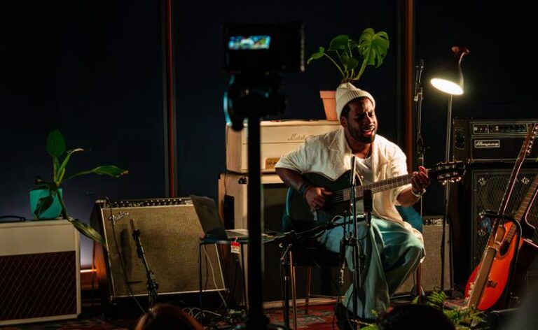 Binho Ribeiro leva a energia do álbum “Vibra” ao Tem Jogo, festival da Copa do Mundo promovido por Cora e Visa