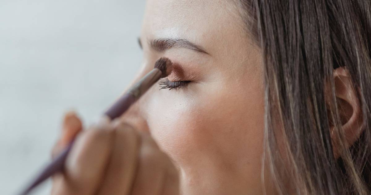 Como incorporar brilho na maquiagem corporativa com elegância e sem exageros