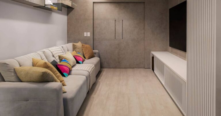 Como transformar a sala de casa em um cinema aconchegante sem fazer reformas