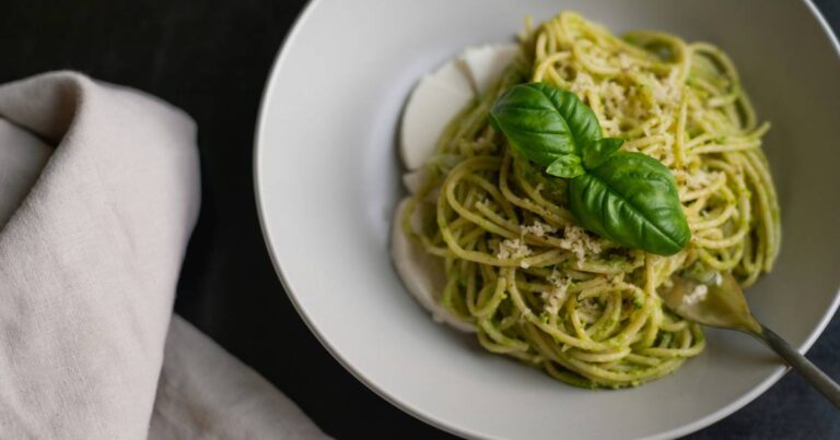 Aprenda a preparar o tradicional molho pesto italiano em casa