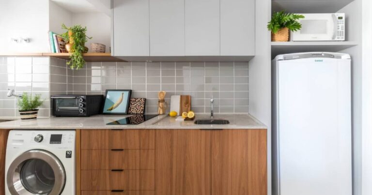 Cozinha corredor: projetos mostram como otimizar o espaço com elegância