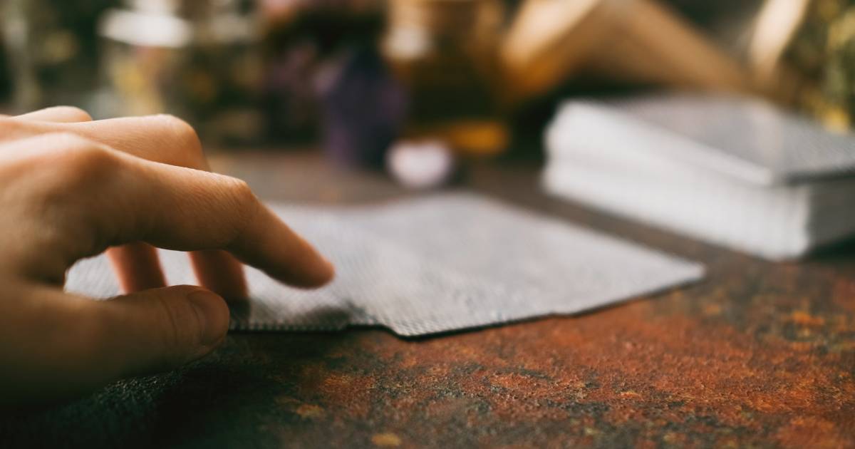 Previsões do Tarô para a semana indicam prudência no trabalho e busca por equilíbrio